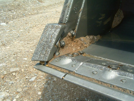 TCI heavy duty side cutters protect critical bucket corners