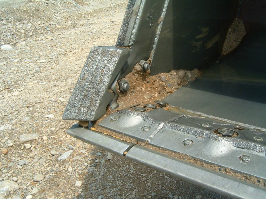 TCI heavy duty side cutters protect critical bucket corners